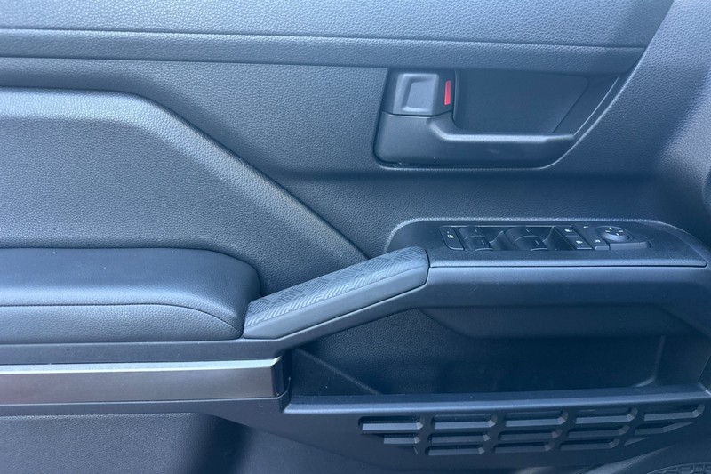 Toyota 4Runner Vehicle Full-screen Gallery Image 11