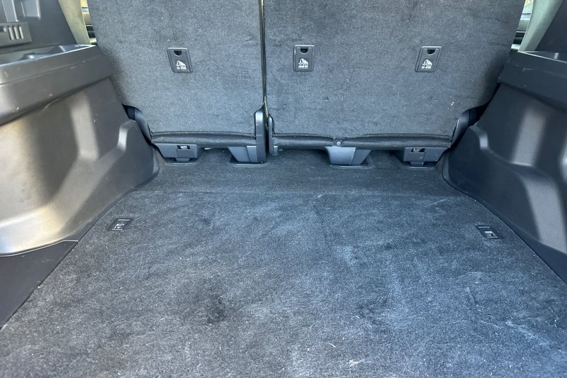 Toyota 4Runner Vehicle Full-screen Gallery Image 17