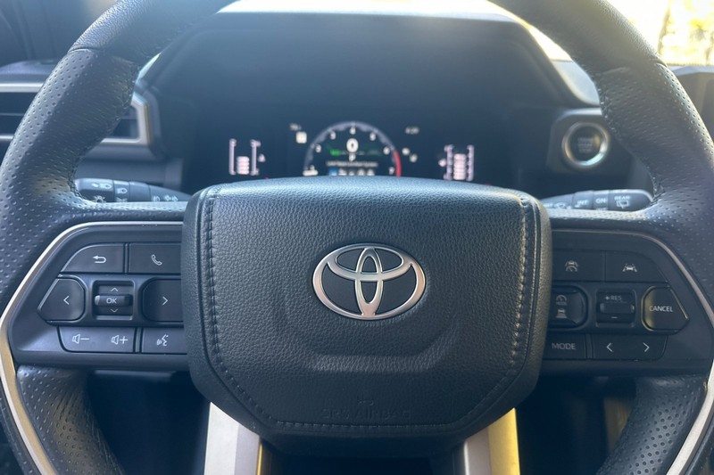 Toyota 4Runner Vehicle Full-screen Gallery Image 36