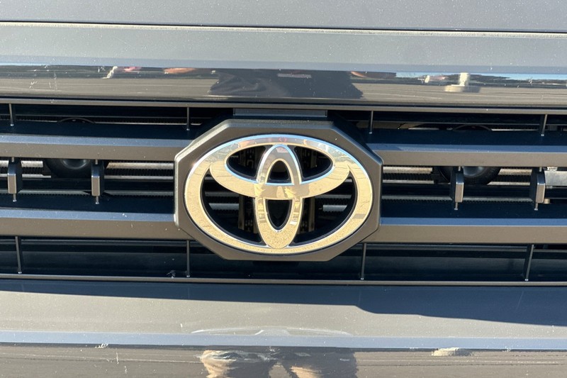 Toyota 4Runner Vehicle Full-screen Gallery Image 48