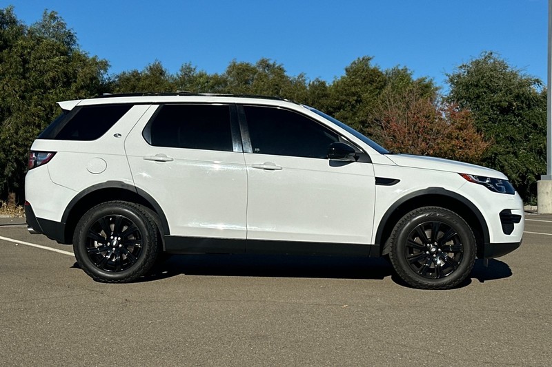 Land Rover Discovery Sport Vehicle Full-screen Gallery Image 03