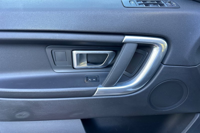 Land Rover Discovery Sport Vehicle Full-screen Gallery Image 11