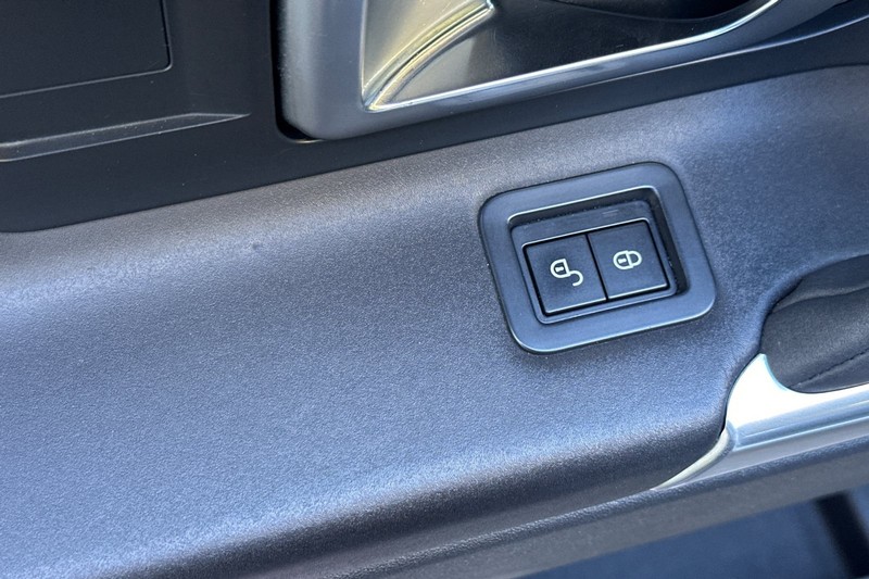 Land Rover Discovery Sport Vehicle Full-screen Gallery Image 12