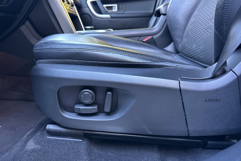 Land Rover Discovery Sport Vehicle Full-screen Gallery Image 13