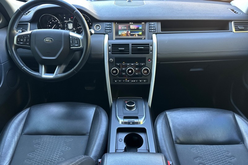 Land Rover Discovery Sport Vehicle Full-screen Gallery Image 15