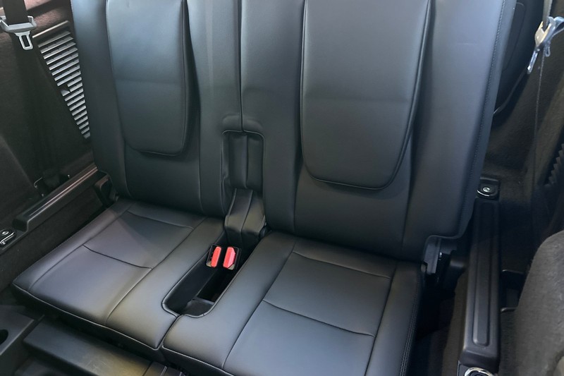 Land Rover Discovery Sport Vehicle Full-screen Gallery Image 18