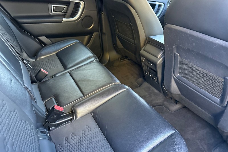 Land Rover Discovery Sport Vehicle Full-screen Gallery Image 19