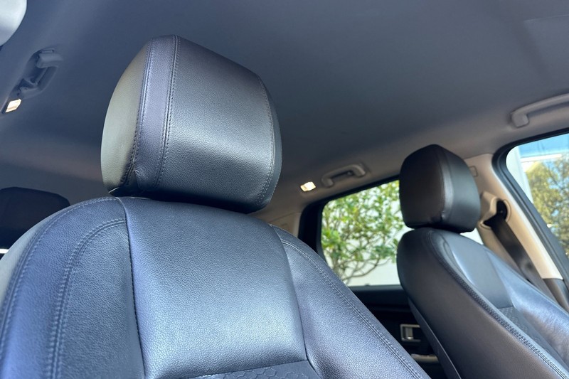 Land Rover Discovery Sport Vehicle Full-screen Gallery Image 21