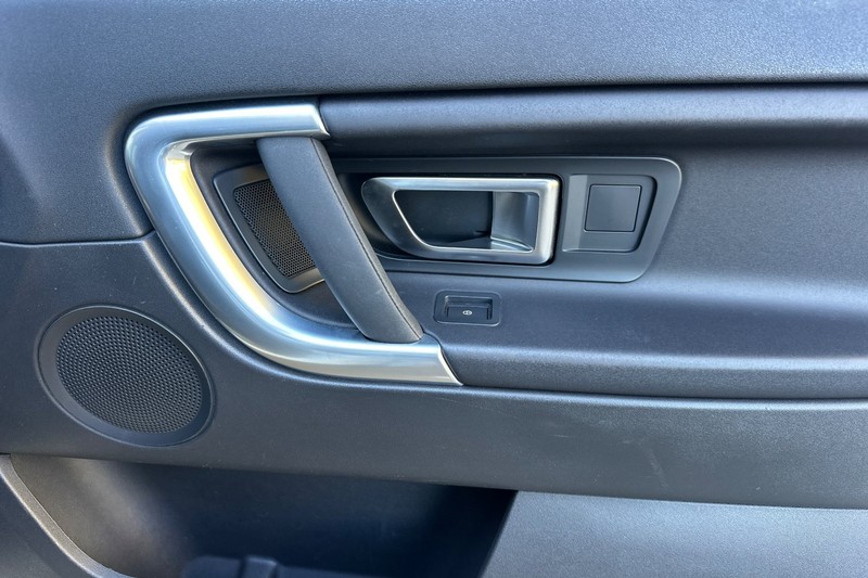 Land Rover Discovery Sport Vehicle Full-screen Gallery Image 22