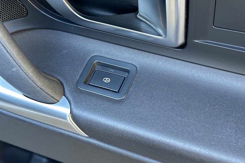 Land Rover Discovery Sport Vehicle Full-screen Gallery Image 23