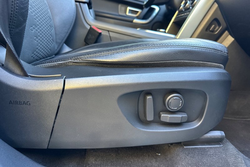 Land Rover Discovery Sport Vehicle Full-screen Gallery Image 24