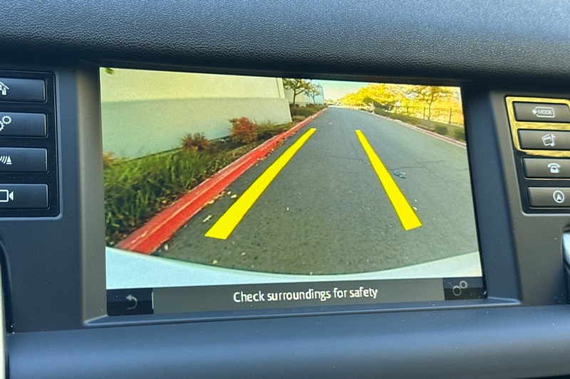 Land Rover Discovery Sport Vehicle Full-screen Gallery Image 28