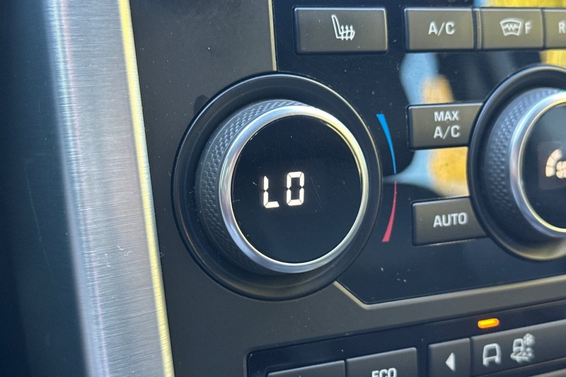 Land Rover Discovery Sport Vehicle Full-screen Gallery Image 30