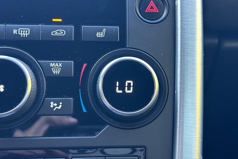 Land Rover Discovery Sport Vehicle Full-screen Gallery Image 31