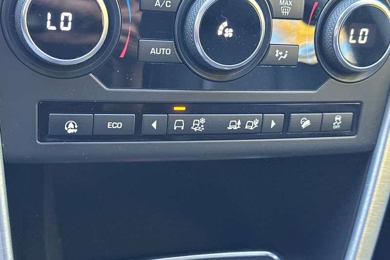 Land Rover Discovery Sport Vehicle Full-screen Gallery Image 32