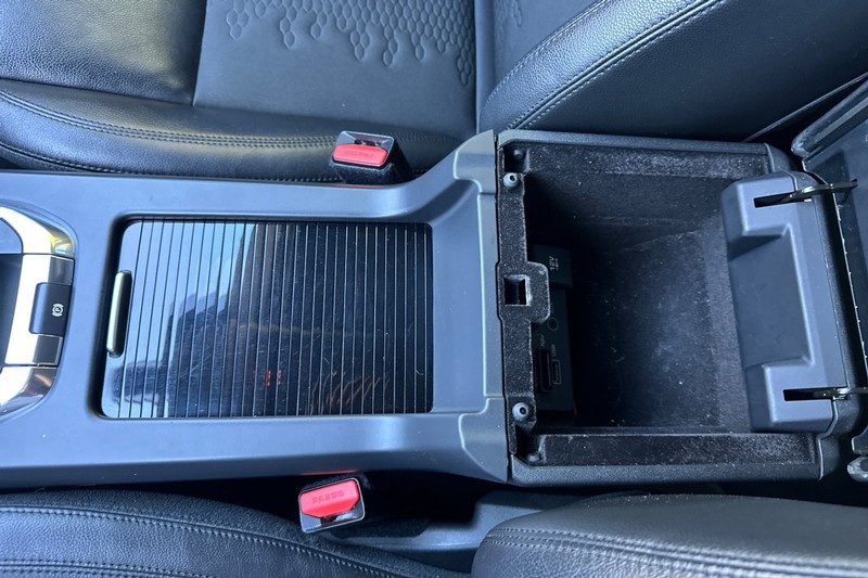 Land Rover Discovery Sport Vehicle Full-screen Gallery Image 33