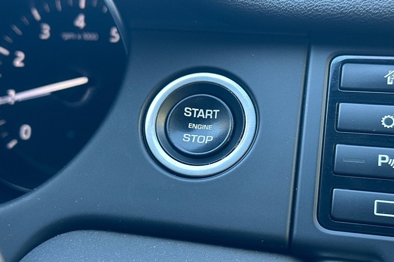 Land Rover Discovery Sport Vehicle Full-screen Gallery Image 35