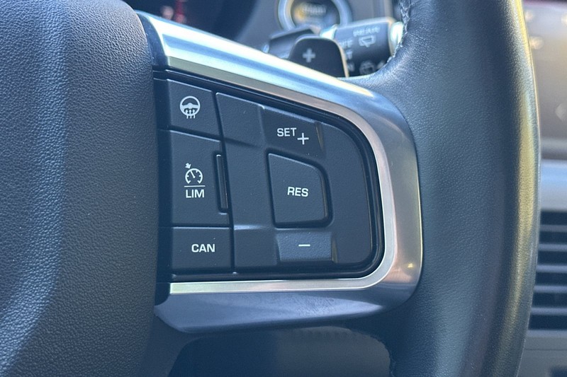 Land Rover Discovery Sport Vehicle Full-screen Gallery Image 39