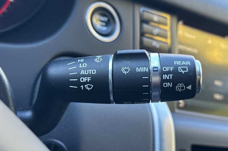 Land Rover Discovery Sport Vehicle Full-screen Gallery Image 40