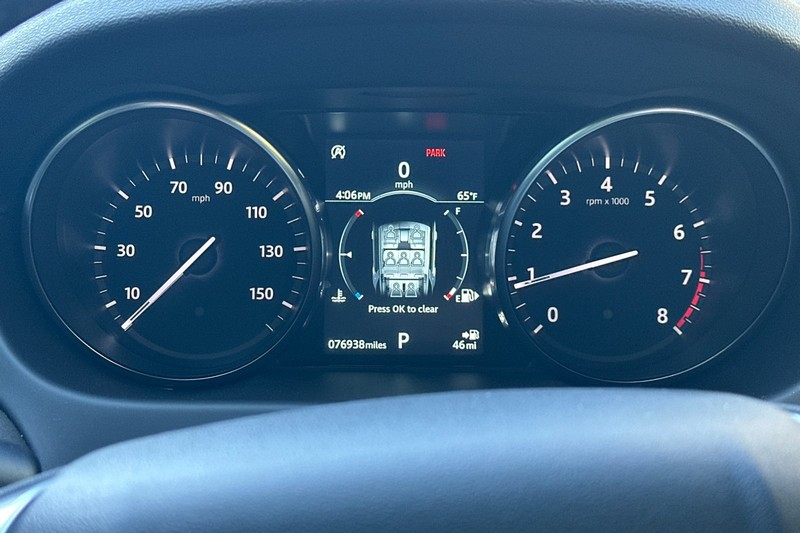 Land Rover Discovery Sport Vehicle Full-screen Gallery Image 41