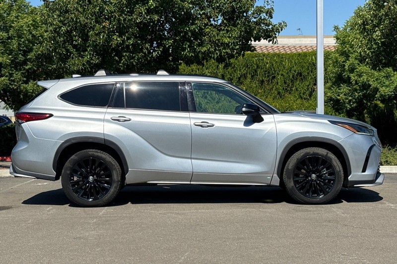 Toyota Highlander Vehicle Full-screen Gallery Image 03