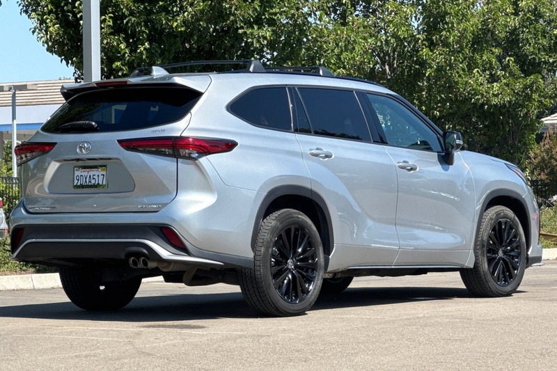 Toyota Highlander Vehicle Full-screen Gallery Image 04