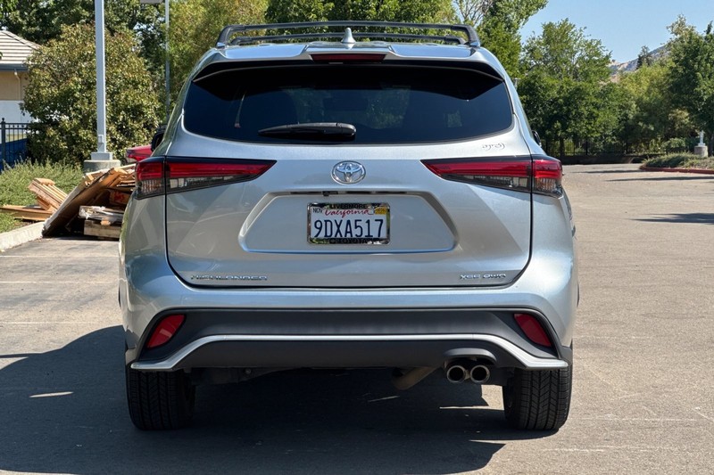 Toyota Highlander Vehicle Full-screen Gallery Image 05