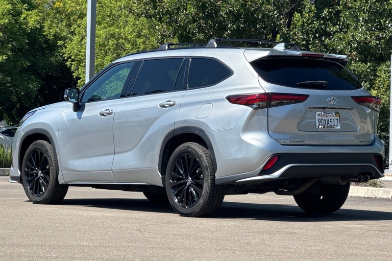 Toyota Highlander Vehicle Full-screen Gallery Image 06