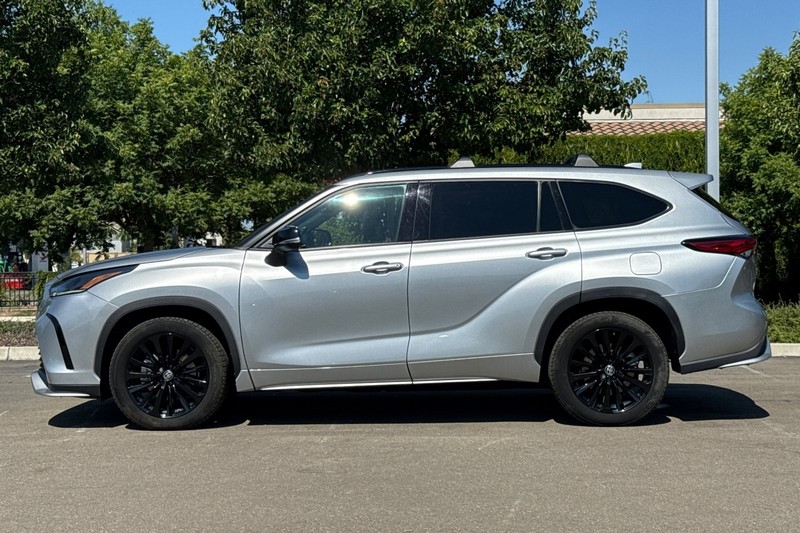 Toyota Highlander Vehicle Full-screen Gallery Image 07