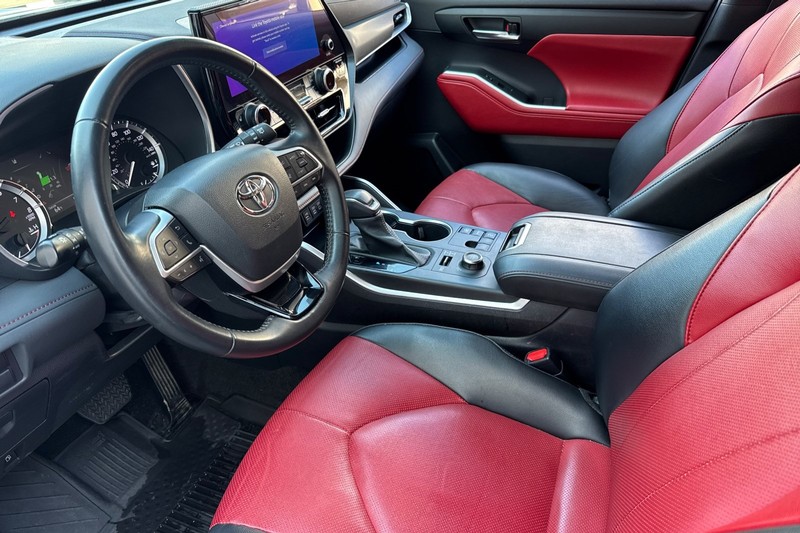 Toyota Highlander Vehicle Full-screen Gallery Image 10