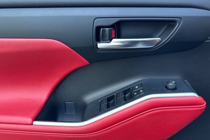 Toyota Highlander Vehicle Full-screen Gallery Image 11