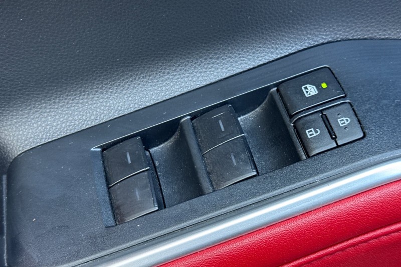 Toyota Highlander Vehicle Full-screen Gallery Image 12