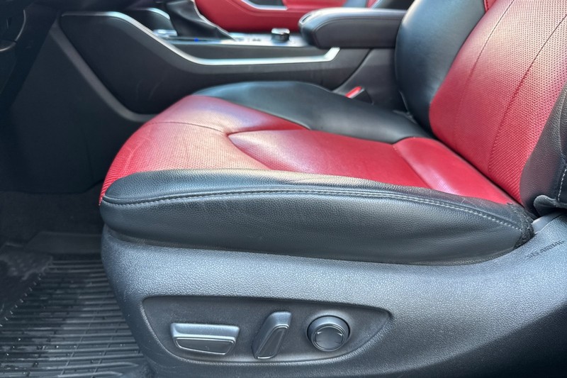 Toyota Highlander Vehicle Full-screen Gallery Image 13