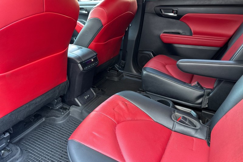 Toyota Highlander Vehicle Full-screen Gallery Image 14