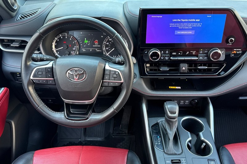 Toyota Highlander Vehicle Full-screen Gallery Image 16