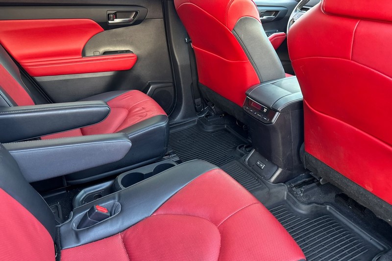 Toyota Highlander Vehicle Full-screen Gallery Image 18