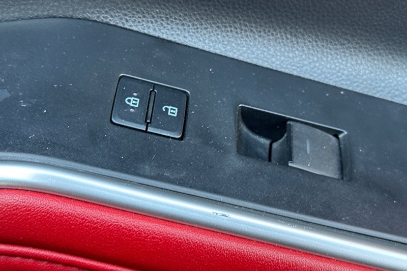 Toyota Highlander Vehicle Full-screen Gallery Image 22