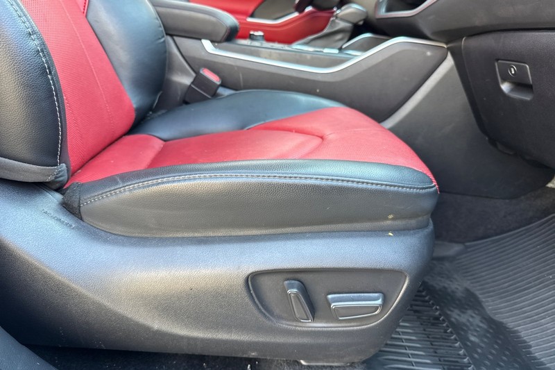 Toyota Highlander Vehicle Full-screen Gallery Image 23