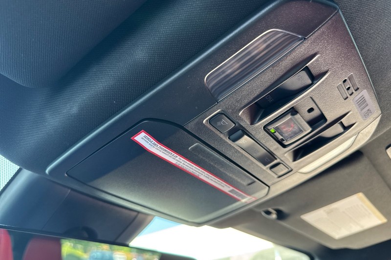 Toyota Highlander Vehicle Full-screen Gallery Image 24