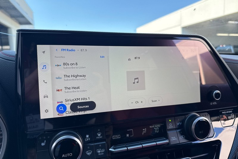 Toyota Highlander Vehicle Full-screen Gallery Image 26