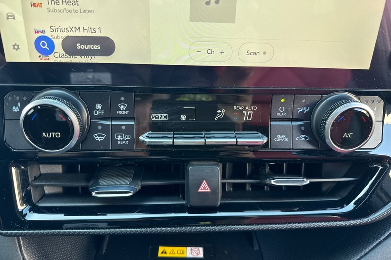 Toyota Highlander Vehicle Full-screen Gallery Image 28