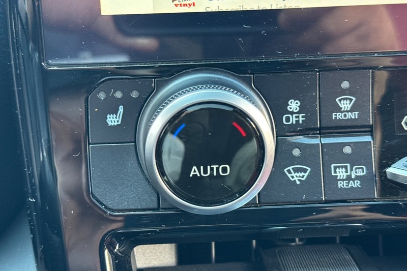 Toyota Highlander Vehicle Full-screen Gallery Image 29