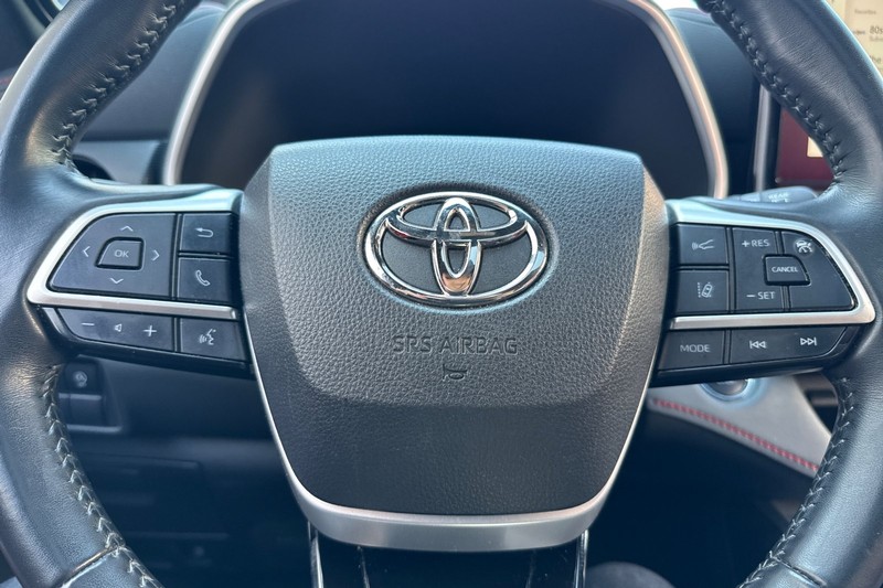 Toyota Highlander Vehicle Full-screen Gallery Image 36