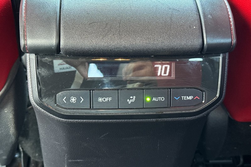 Toyota Highlander Vehicle Full-screen Gallery Image 44