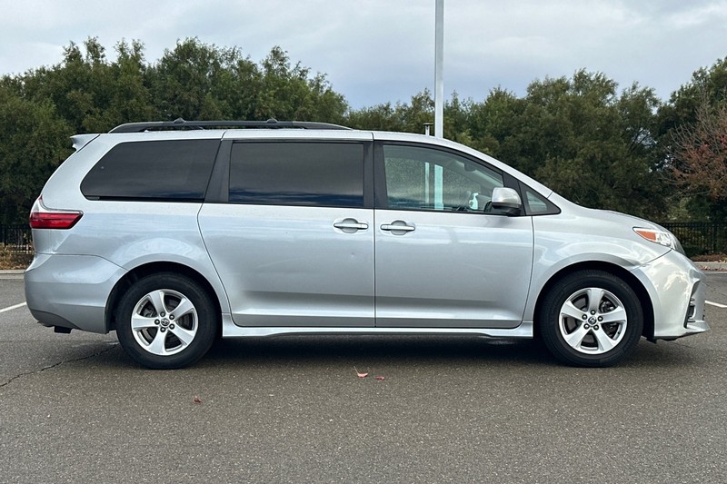 Toyota Sienna Vehicle Full-screen Gallery Image 03