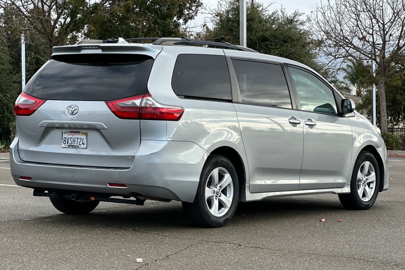 Toyota Sienna Vehicle Full-screen Gallery Image 04