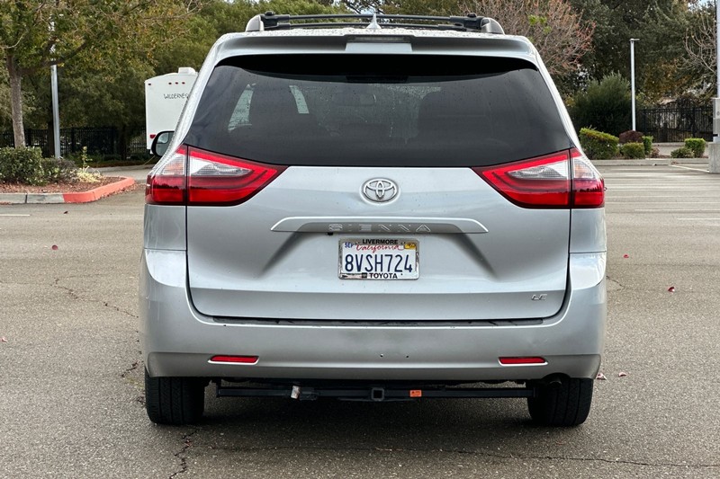 Toyota Sienna Vehicle Full-screen Gallery Image 05