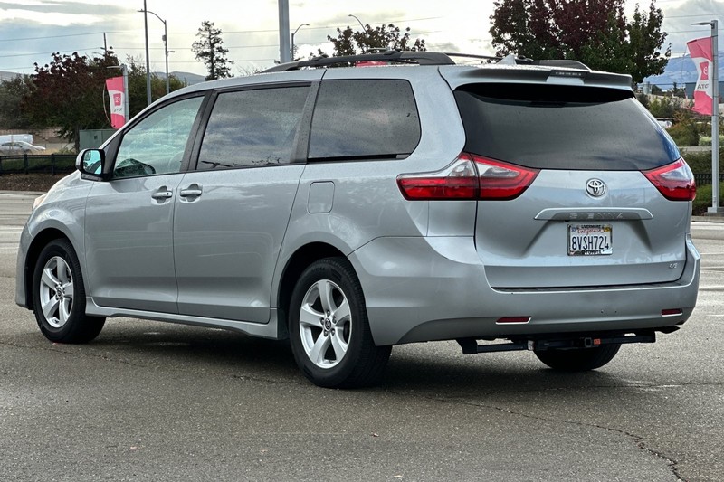 Toyota Sienna Vehicle Full-screen Gallery Image 06