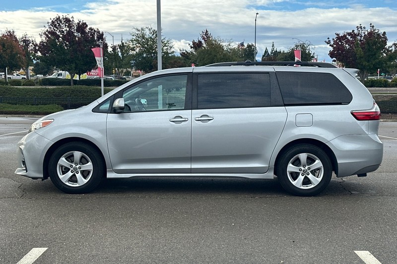 Toyota Sienna Vehicle Full-screen Gallery Image 07