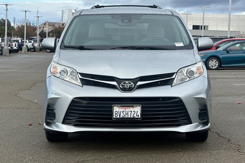 Toyota Sienna Vehicle Full-screen Gallery Image 09